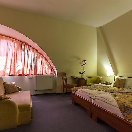 Aranypatko Fogado-Etterem Hotell Győrújbarát Eksteriør bilde