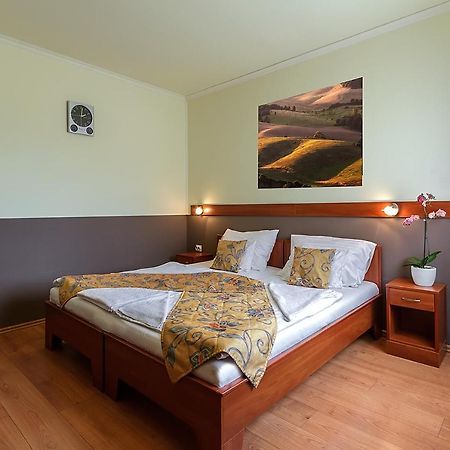 Aranypatko Fogado-Etterem Hotell Győrújbarát Eksteriør bilde