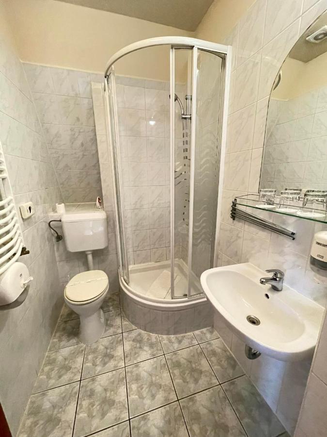 Aranypatko Fogado-Etterem Hotell Győrújbarát Eksteriør bilde