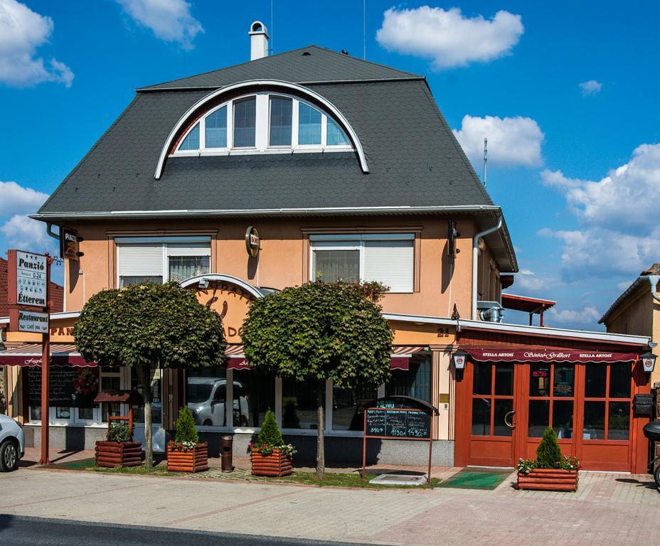 Aranypatko Fogado-Etterem Hotell Győrújbarát Eksteriør bilde