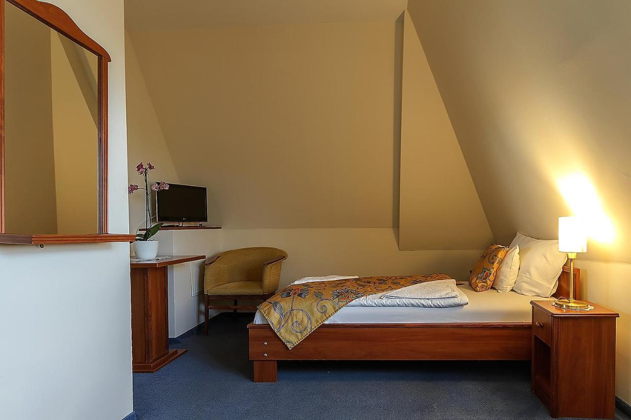 Aranypatko Fogado-Etterem Hotell Győrújbarát Eksteriør bilde