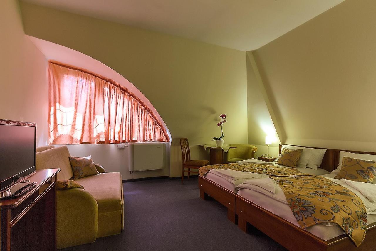 Aranypatko Fogado-Etterem Hotell Győrújbarát Eksteriør bilde