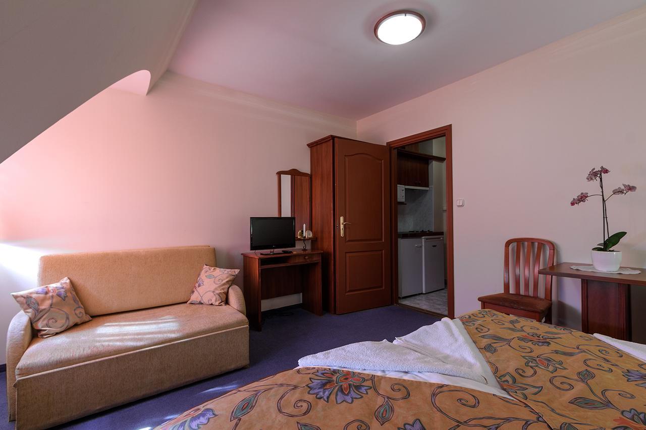 Aranypatko Fogado-Etterem Hotell Győrújbarát Eksteriør bilde