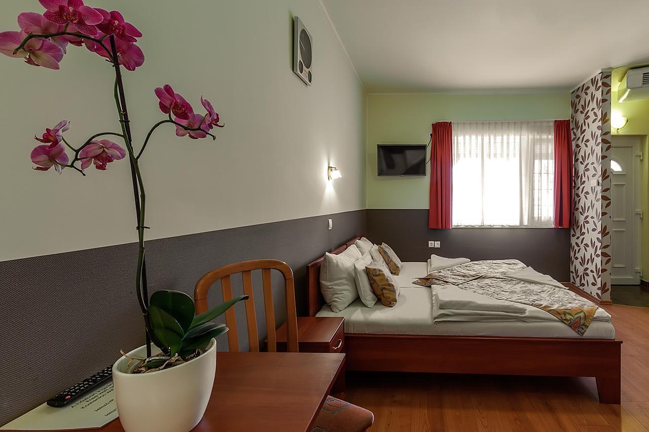 Aranypatko Fogado-Etterem Hotell Győrújbarát Eksteriør bilde