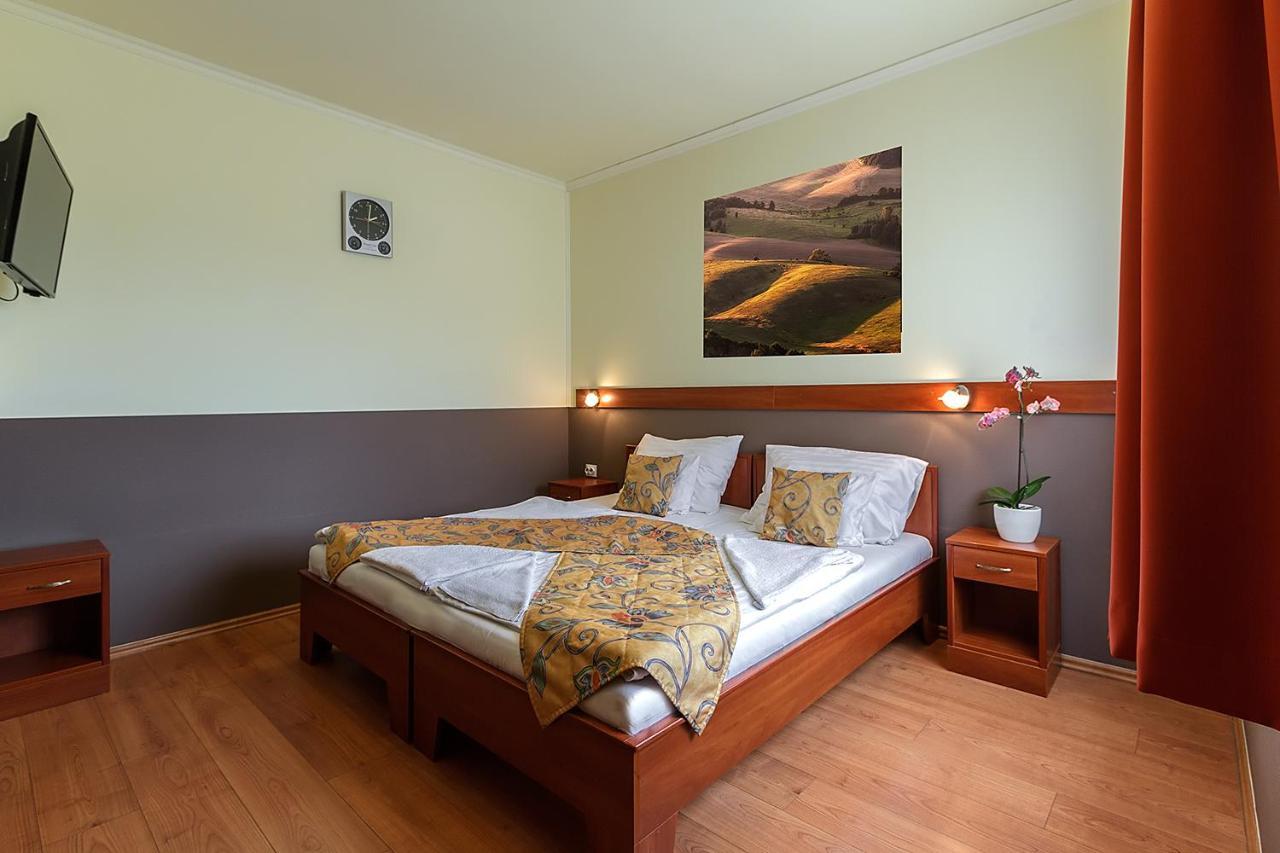 Aranypatko Fogado-Etterem Hotell Győrújbarát Eksteriør bilde