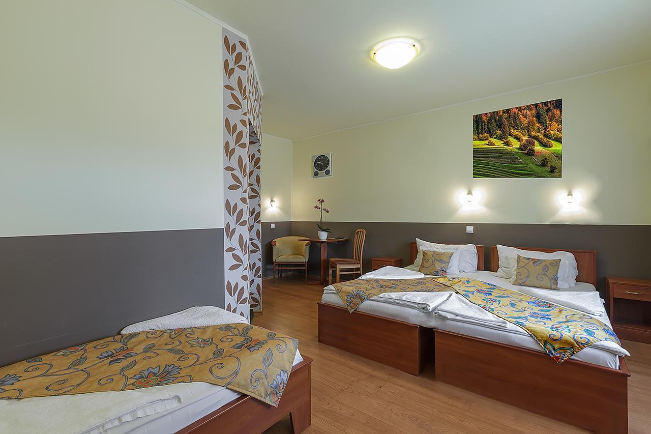 Aranypatko Fogado-Etterem Hotell Győrújbarát Eksteriør bilde