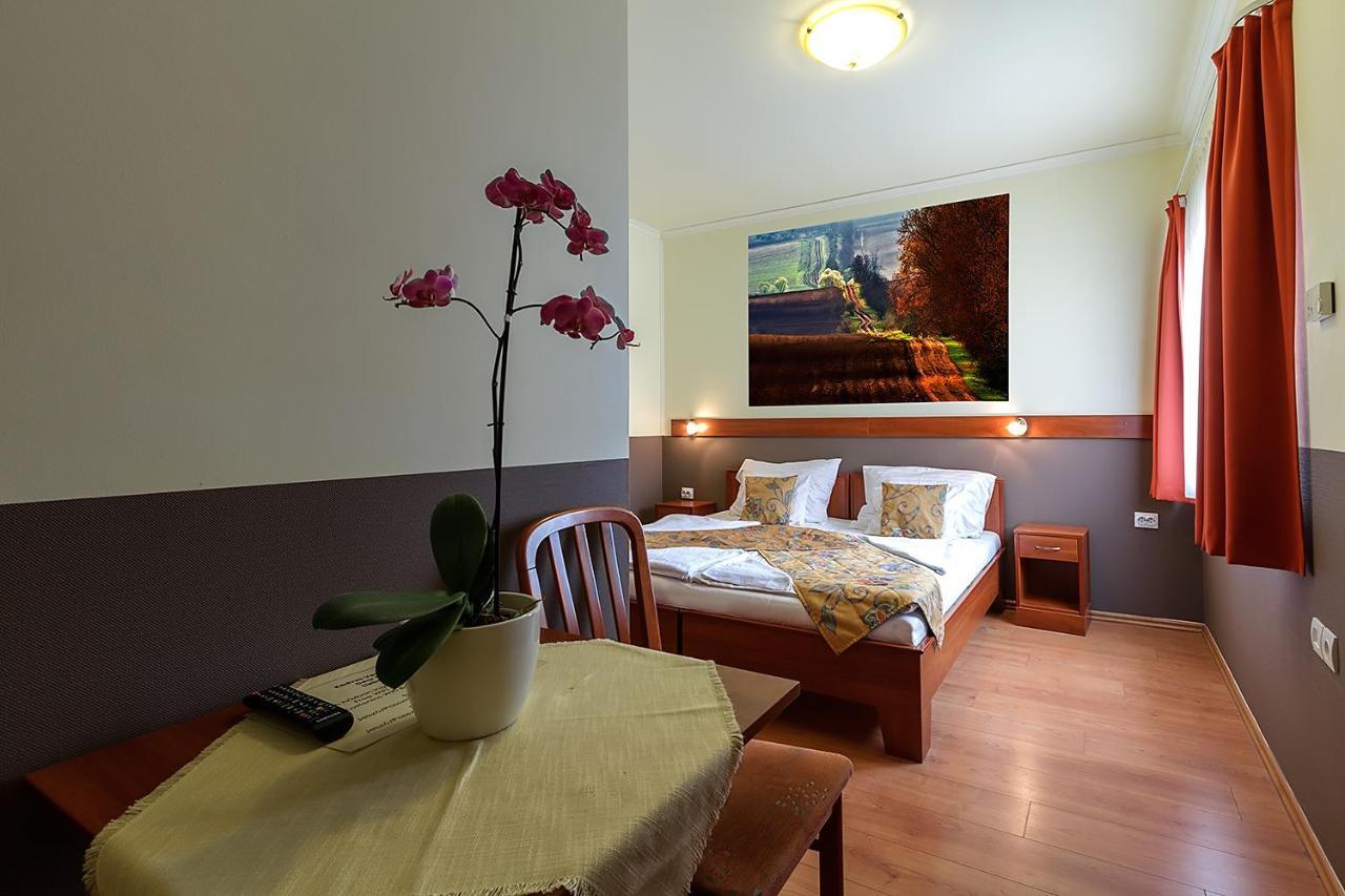 Aranypatko Fogado-Etterem Hotell Győrújbarát Eksteriør bilde