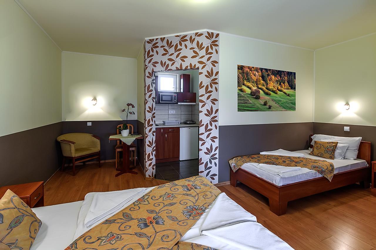 Aranypatko Fogado-Etterem Hotell Győrújbarát Eksteriør bilde