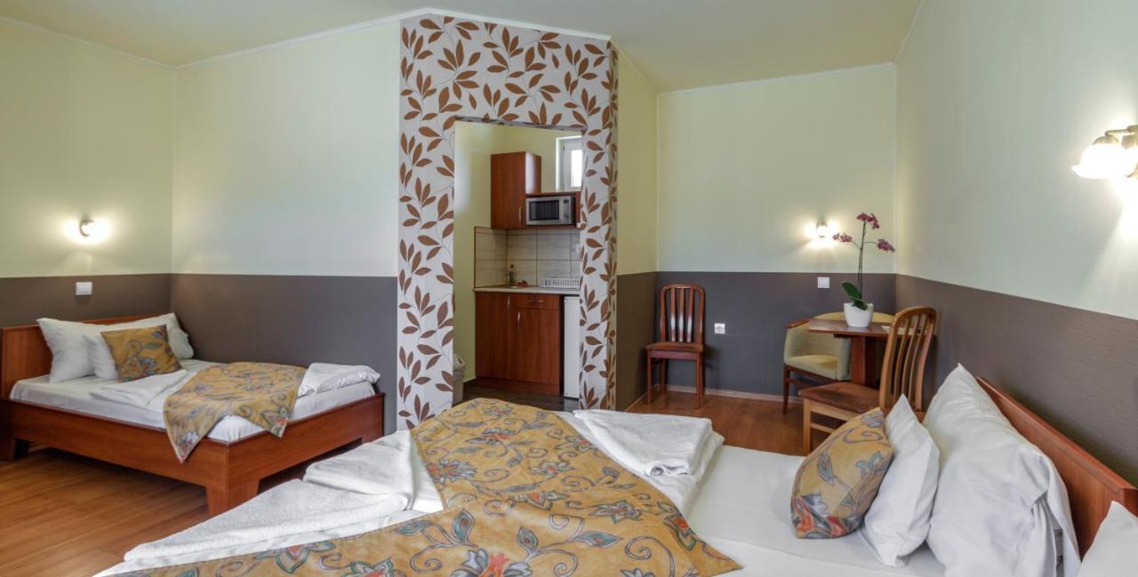 Aranypatko Fogado-Etterem Hotell Győrújbarát Eksteriør bilde